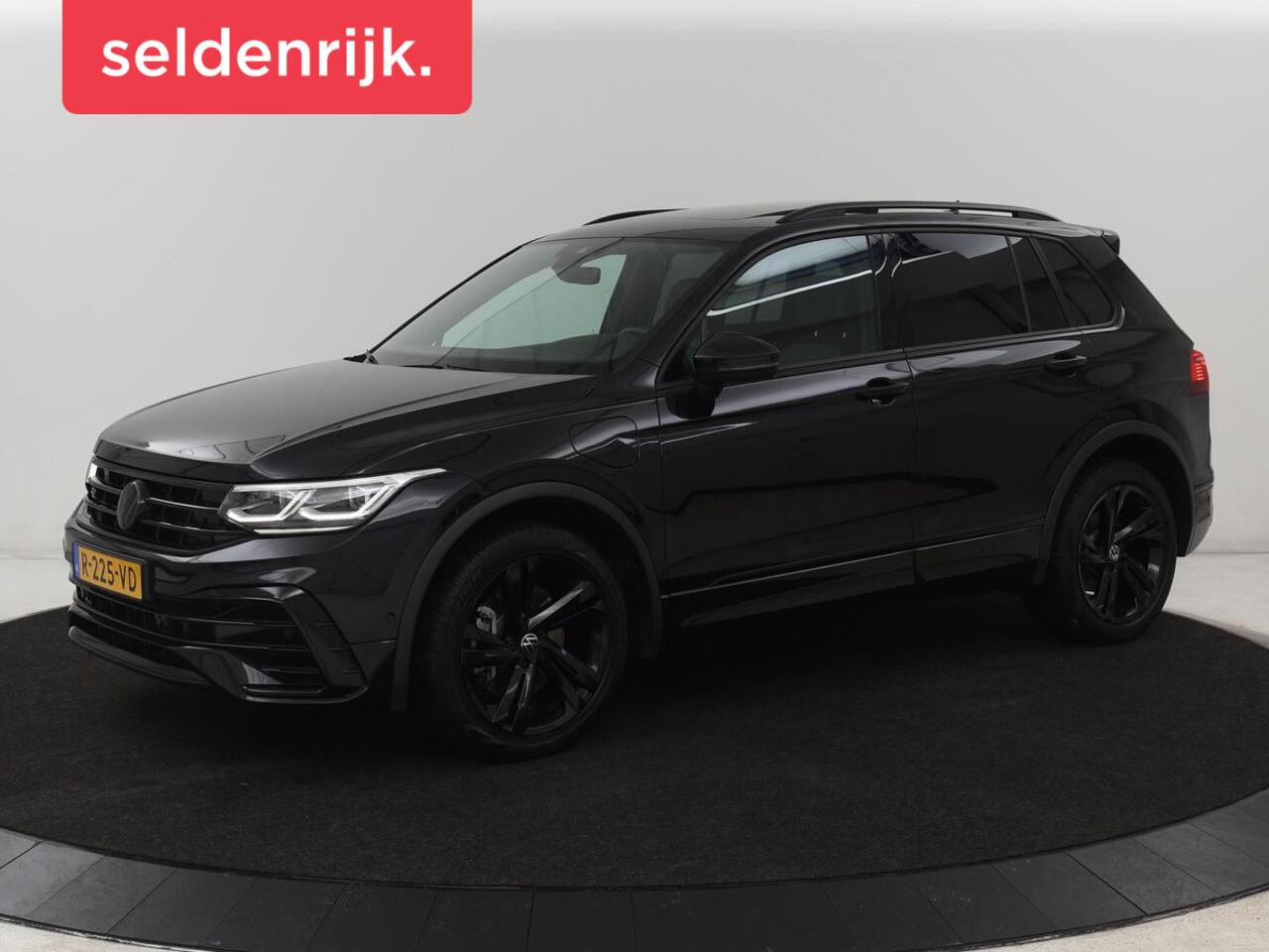Volkswagen TIGUAN 1.4 TSI eHybrid R Line | Panoramadak | Head-Up | Trekhaak | Stoelverwarming | Camera | Park Assist | Carplay | Matrix LED | Navigatie | Stuurverwarming | PHEV | Plug In