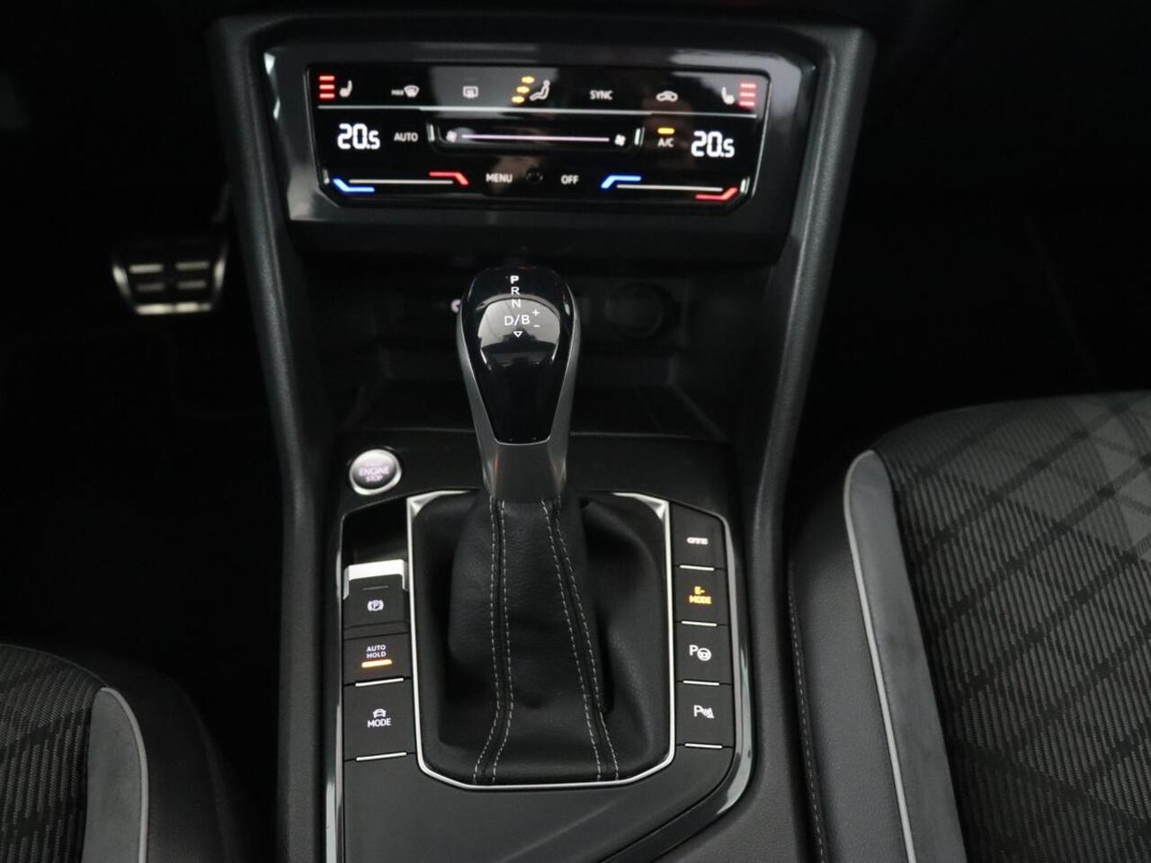 Volkswagen TIGUAN 1.4 TSI eHybrid R Line | Panoramadak | Head-Up | Trekhaak | Stoelverwarming | Camera | Park Assist | Carplay | Matrix LED | Navigatie | Stuurverwarming | PHEV | Plug In