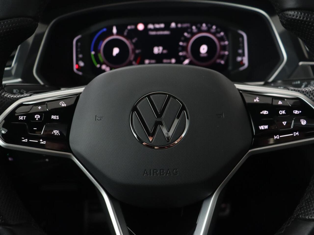 Volkswagen TIGUAN 1.4 TSI eHybrid R Line | Panoramadak | Head-Up | Trekhaak | Stoelverwarming | Camera | Park Assist | Carplay | Matrix LED | Navigatie | Stuurverwarming | PHEV | Plug In