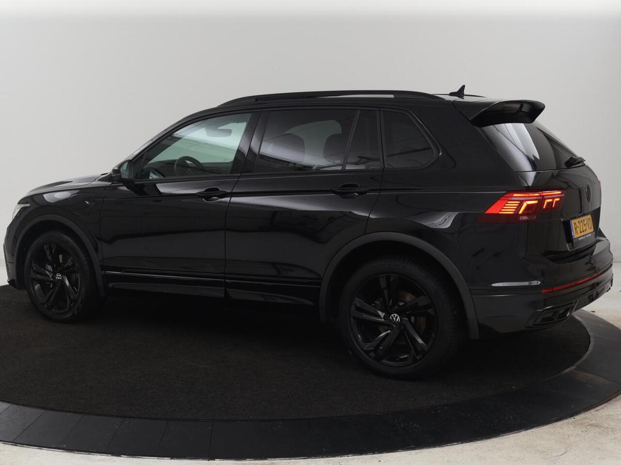 Volkswagen TIGUAN 1.4 TSI eHybrid R Line | Panoramadak | Head-Up | Trekhaak | Stoelverwarming | Camera | Park Assist | Carplay | Matrix LED | Navigatie | Stuurverwarming | PHEV | Plug In