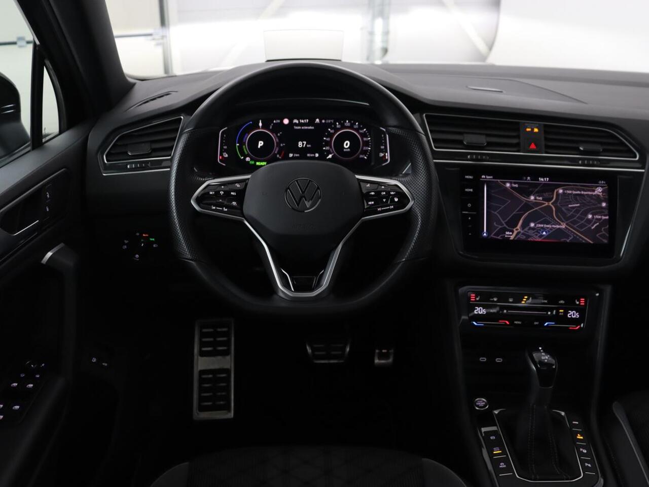 Volkswagen TIGUAN 1.4 TSI eHybrid R Line | Panoramadak | Head-Up | Trekhaak | Stoelverwarming | Camera | Park Assist | Carplay | Matrix LED | Navigatie | Stuurverwarming | PHEV | Plug In