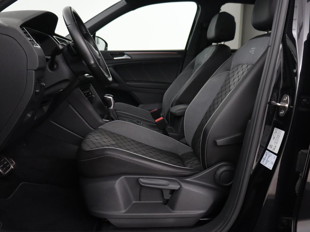 Volkswagen TIGUAN 1.4 TSI eHybrid R Line | Panoramadak | Head-Up | Trekhaak | Stoelverwarming | Camera | Park Assist | Carplay | Matrix LED | Navigatie | Stuurverwarming | PHEV | Plug In