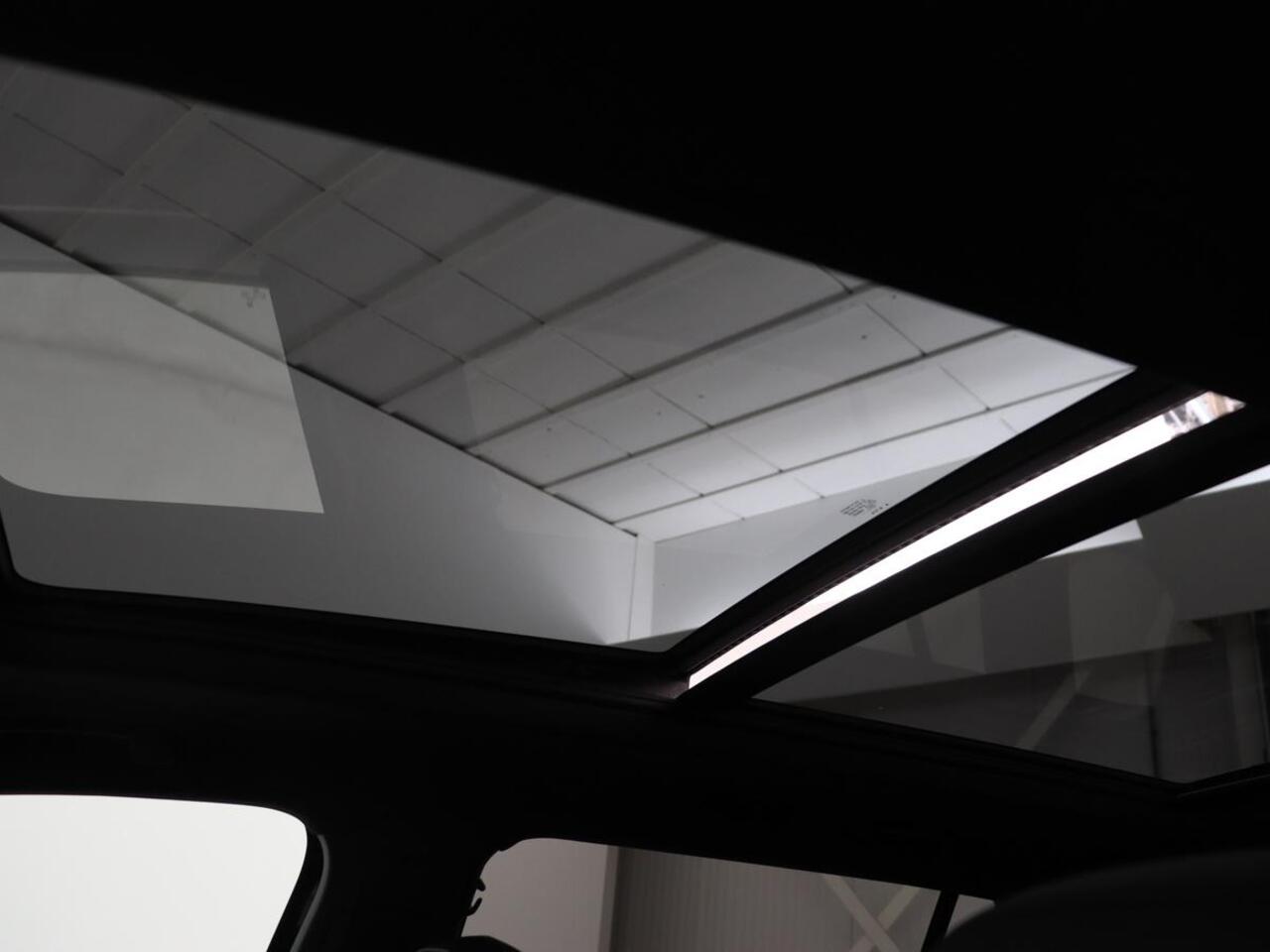 Volkswagen TIGUAN 1.4 TSI eHybrid R Line | Panoramadak | Head-Up | Trekhaak | Stoelverwarming | Camera | Park Assist | Carplay | Matrix LED | Navigatie | Stuurverwarming | PHEV | Plug In