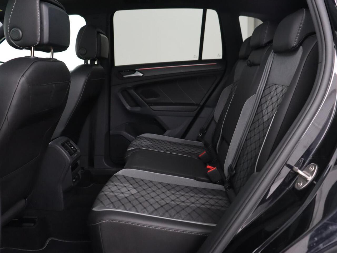 Volkswagen TIGUAN 1.4 TSI eHybrid R Line | Panoramadak | Head-Up | Trekhaak | Stoelverwarming | Camera | Park Assist | Carplay | Matrix LED | Navigatie | Stuurverwarming | PHEV | Plug In