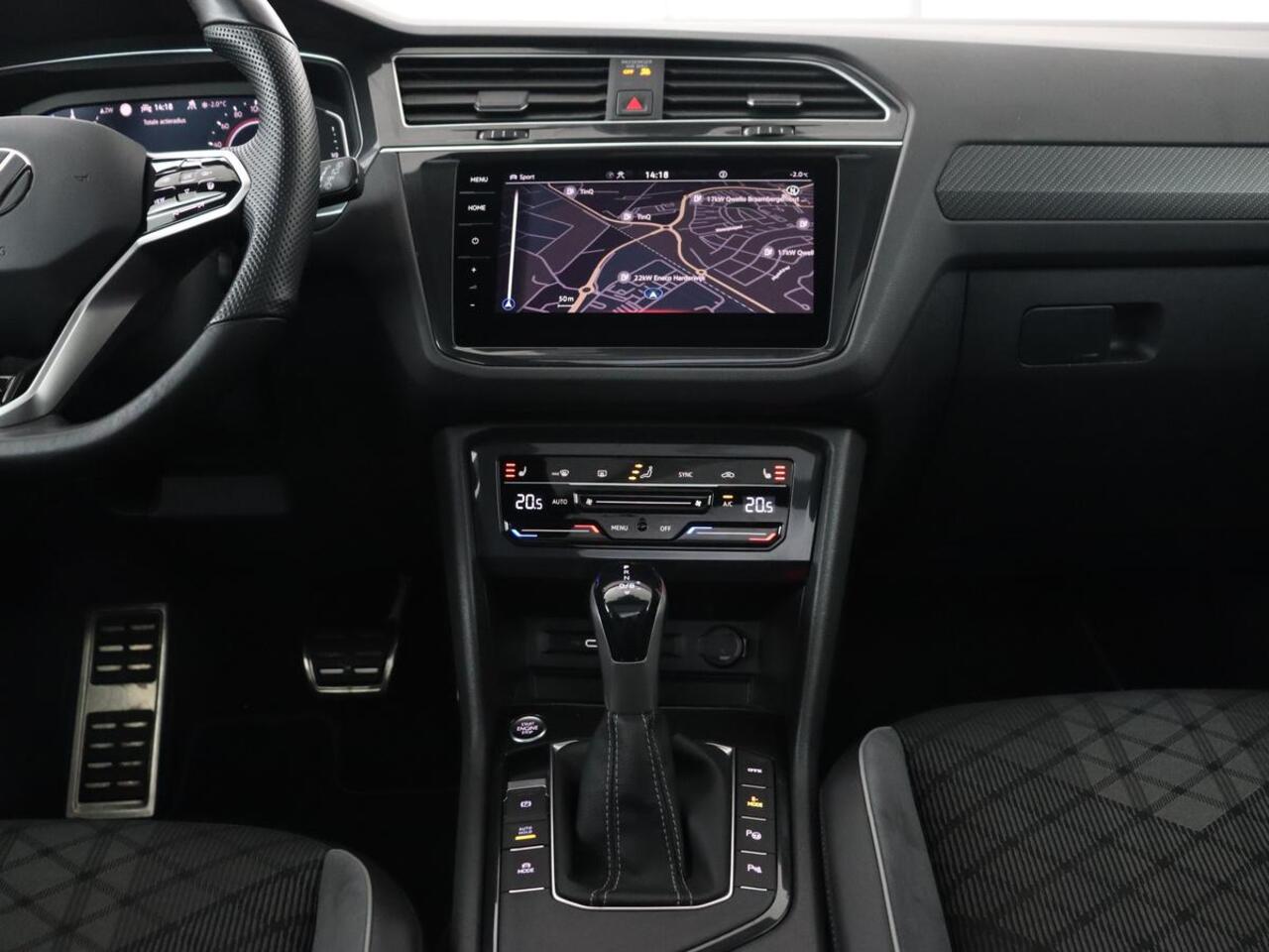 Volkswagen TIGUAN 1.4 TSI eHybrid R Line | Panoramadak | Head-Up | Trekhaak | Stoelverwarming | Camera | Park Assist | Carplay | Matrix LED | Navigatie | Stuurverwarming | PHEV | Plug In