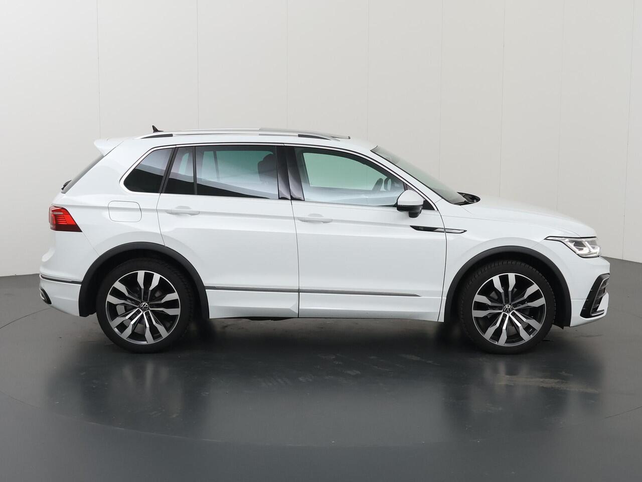 Volkswagen TIGUAN 1.5 TSI R-Line Business+ | Trekhaak | Panoramadak | Camera 360° | Matrix Led | Keyless Entry/Go | Apple Carplay/Android Auto |