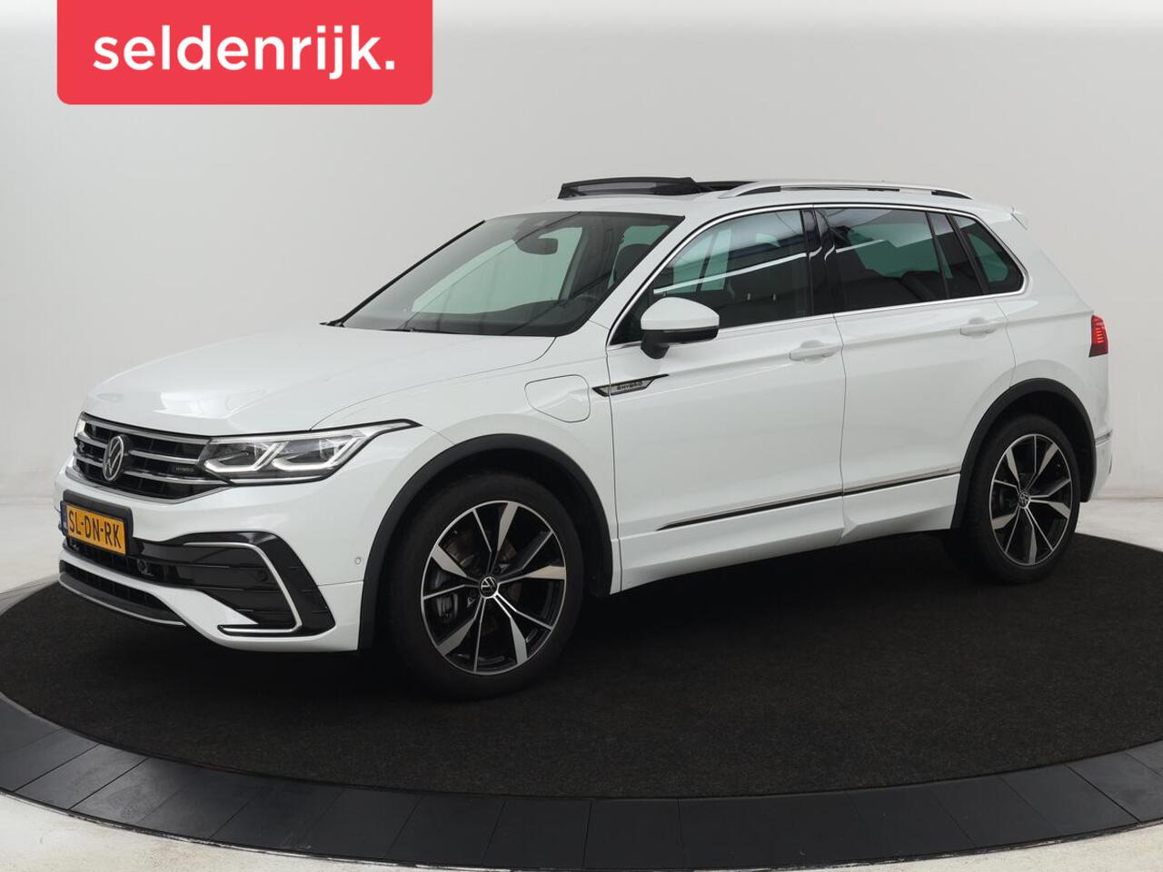 Volkswagen TIGUAN 1.4 TSI eHybrid R Line | Panoramadak | Leder | Stoelverwarming | Trekhaak | 360 Camera | Adaptive cruise | Carplay | Matrix LED | Navigatie | Achterbankverwarming | PHEV | Plug In