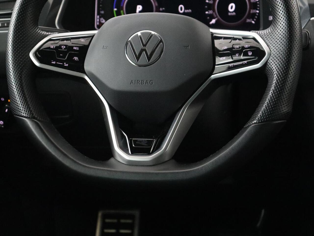 Volkswagen TIGUAN 1.4 TSI eHybrid R Line | Panoramadak | Leder | Stoelverwarming | Trekhaak | 360 Camera | Adaptive cruise | Carplay | Matrix LED | Navigatie | Achterbankverwarming | PHEV | Plug In