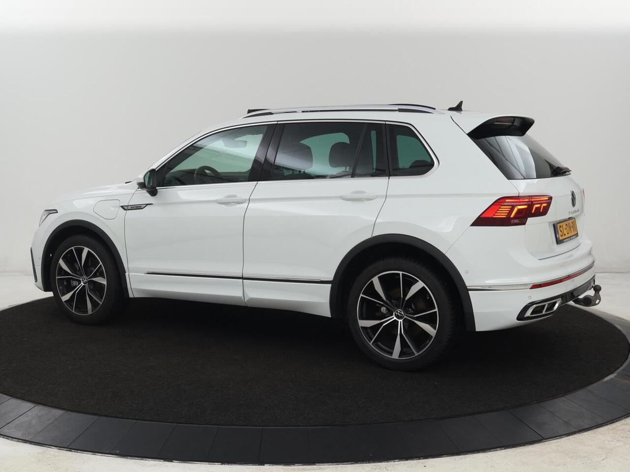 Volkswagen TIGUAN 1.4 TSI eHybrid R Line | Panoramadak | Leder | Stoelverwarming | Trekhaak | 360 Camera | Adaptive cruise | Carplay | Matrix LED | Navigatie | Achterbankverwarming | PHEV | Plug In