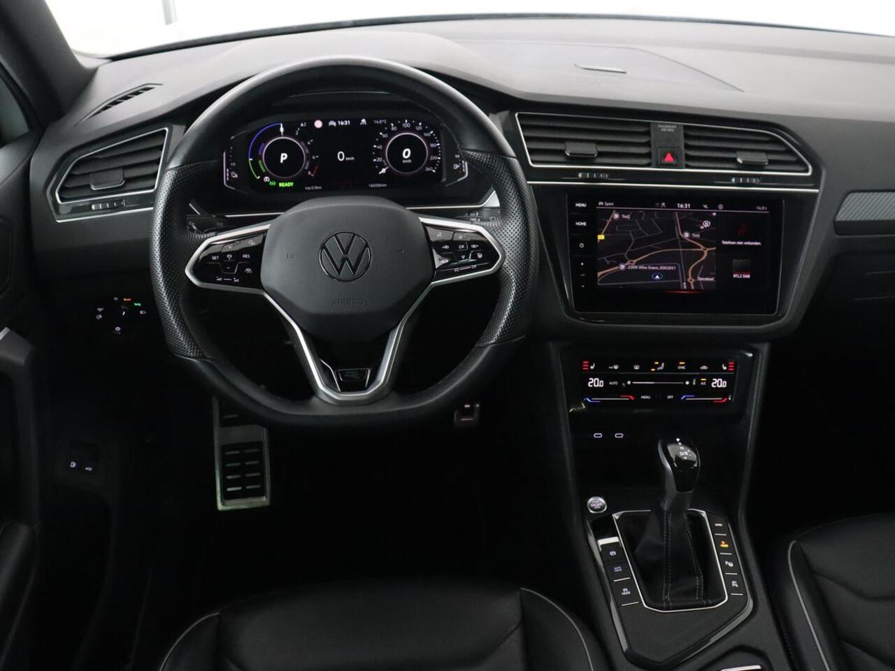 Volkswagen TIGUAN 1.4 TSI eHybrid R Line | Panoramadak | Leder | Stoelverwarming | Trekhaak | 360 Camera | Adaptive cruise | Carplay | Matrix LED | Navigatie | Achterbankverwarming | PHEV | Plug In