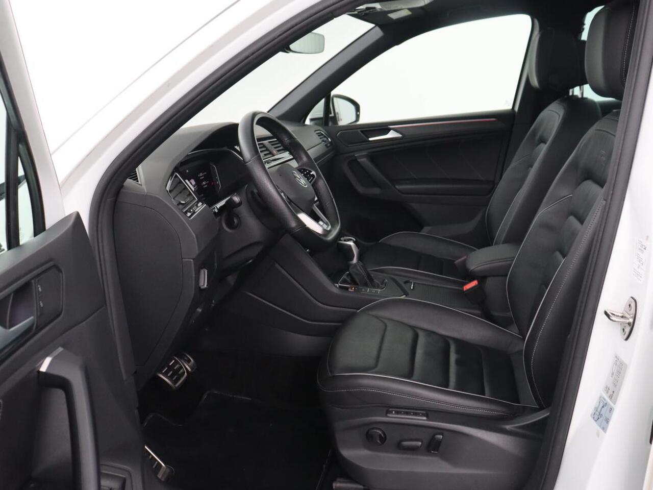 Volkswagen TIGUAN 1.4 TSI eHybrid R Line | Panoramadak | Leder | Stoelverwarming | Trekhaak | 360 Camera | Adaptive cruise | Carplay | Matrix LED | Navigatie | Achterbankverwarming | PHEV | Plug In