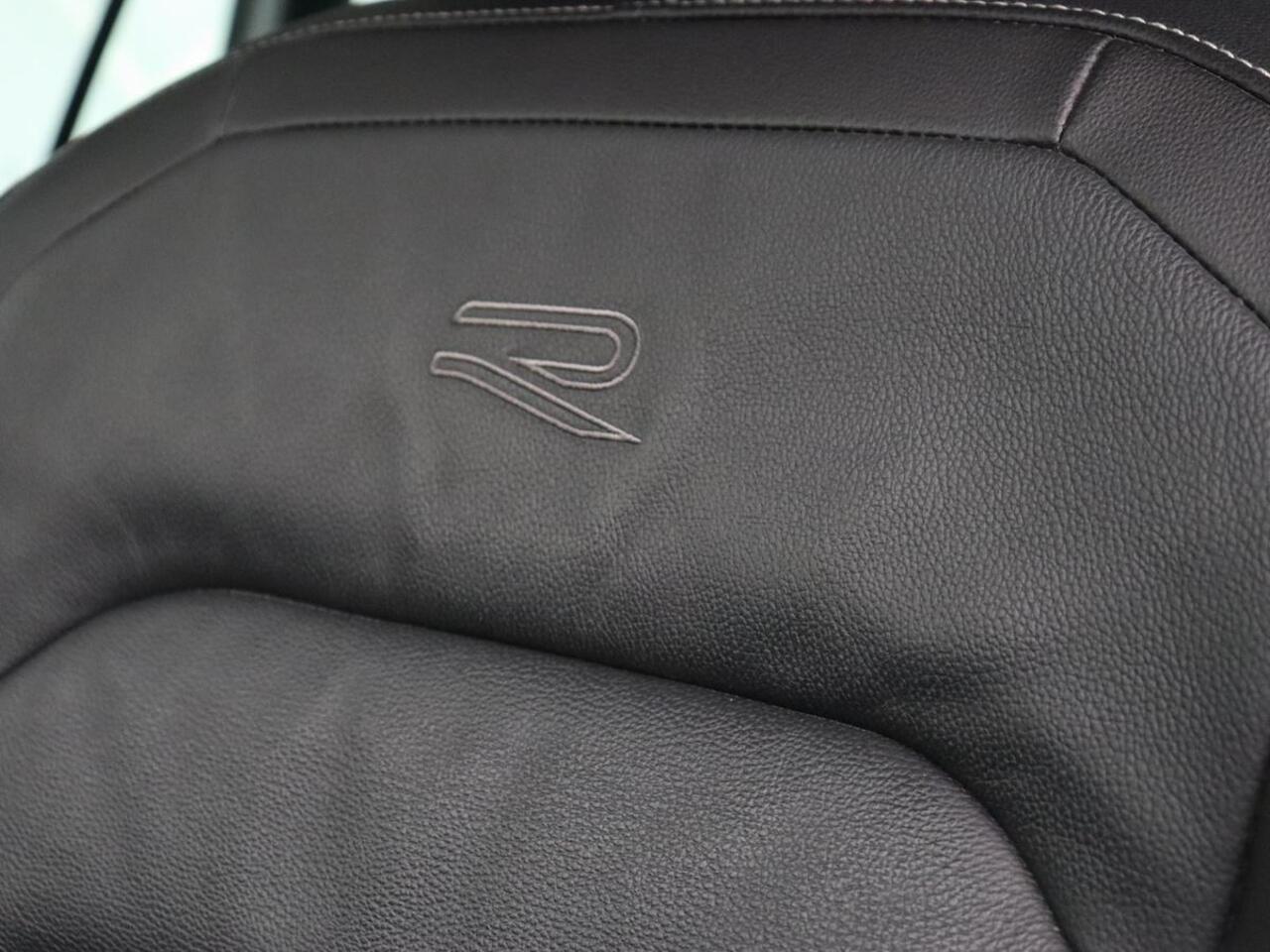 Volkswagen TIGUAN 1.4 TSI eHybrid R Line | Panoramadak | Leder | Stoelverwarming | Trekhaak | 360 Camera | Adaptive cruise | Carplay | Matrix LED | Navigatie | Achterbankverwarming | PHEV | Plug In