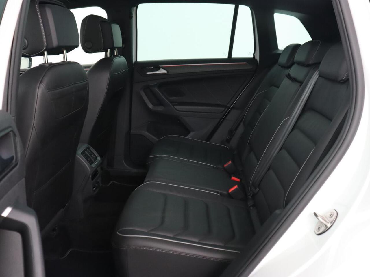 Volkswagen TIGUAN 1.4 TSI eHybrid R Line | Panoramadak | Leder | Stoelverwarming | Trekhaak | 360 Camera | Adaptive cruise | Carplay | Matrix LED | Navigatie | Achterbankverwarming | PHEV | Plug In