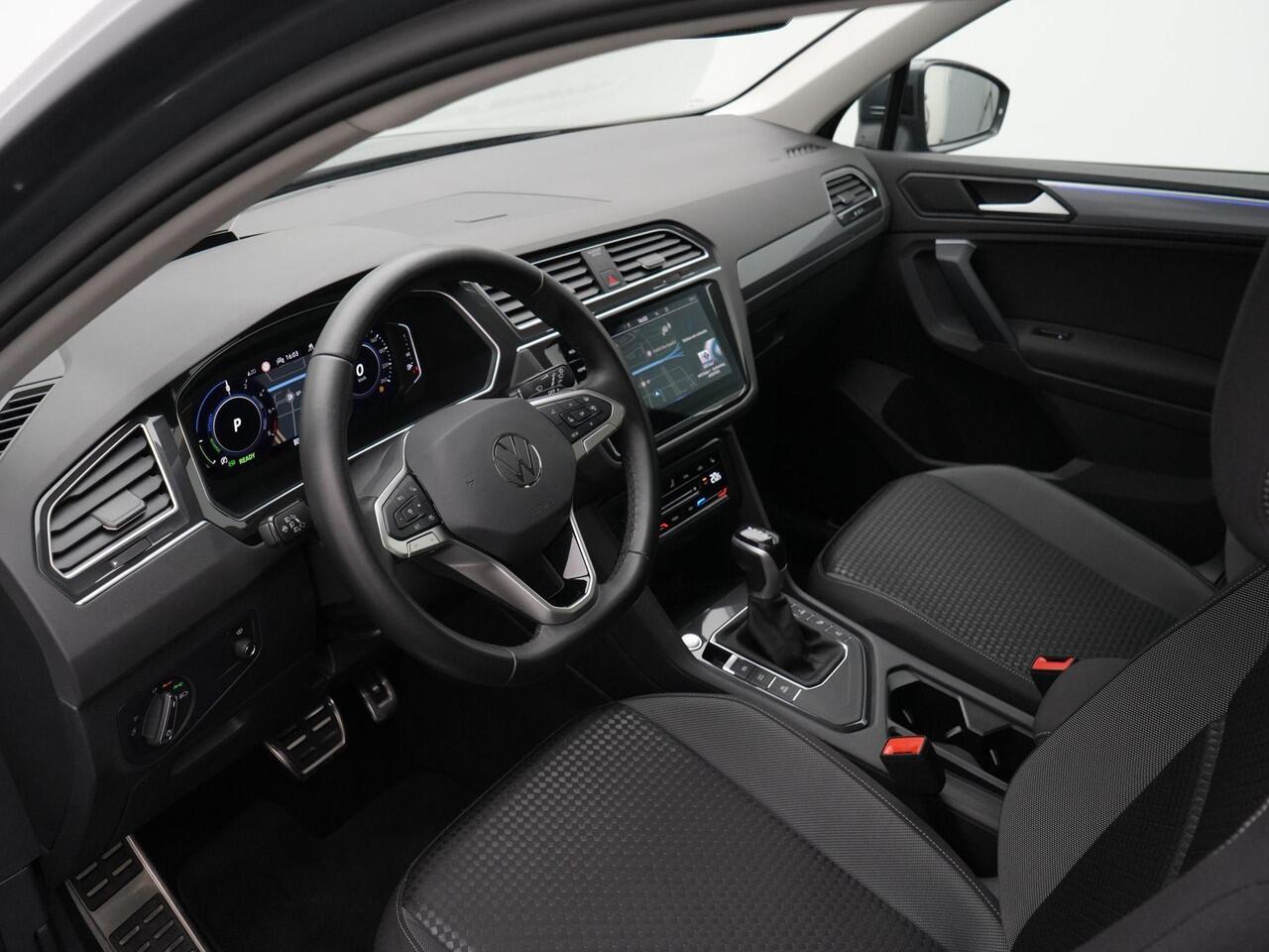 Volkswagen TIGUAN 1.4 TSI 245 pk eHybrid Active | Panoramadak | Discover Pro | Adaptief onderstel | IQ Light | Rondomzicht camera | Head-up display | Stuur-/stoelverwarming