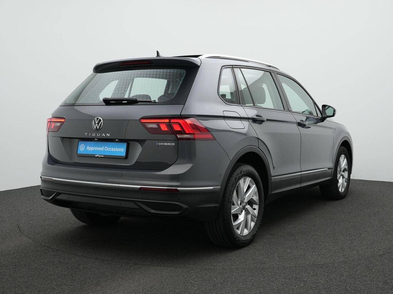Volkswagen TIGUAN 1.4 TSI 245 pk eHybrid Active | Panoramadak | Discover Pro | Adaptief onderstel | IQ Light | Rondomzicht camera | Head-up display | Stuur-/stoelverwarming