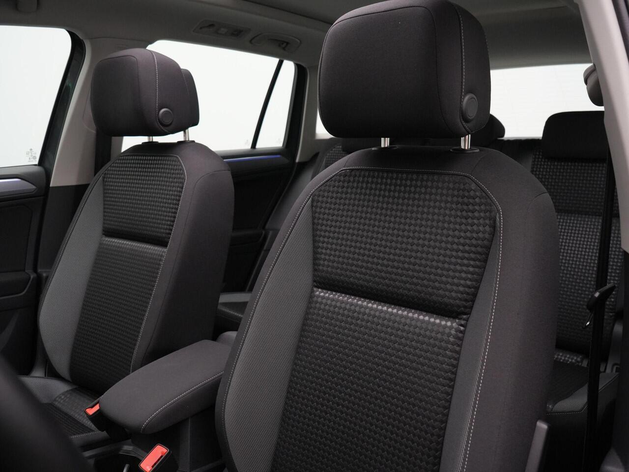 Volkswagen TIGUAN 1.4 TSI 245 pk eHybrid Active | Panoramadak | Discover Pro | Adaptief onderstel | IQ Light | Rondomzicht camera | Head-up display | Stuur-/stoelverwarming