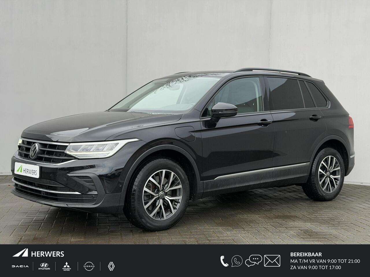 Volkswagen TIGUAN 1.4 TSI eHybrid Life Automaat / Wegklapbare Trekhaak 1.800 Kg / Dealer Onderhouden / Panoramadak / Camera / Navigatie / ACC / Travel Assist / Dodehoek Detectie / Stoel & Stuurwielverwarming /