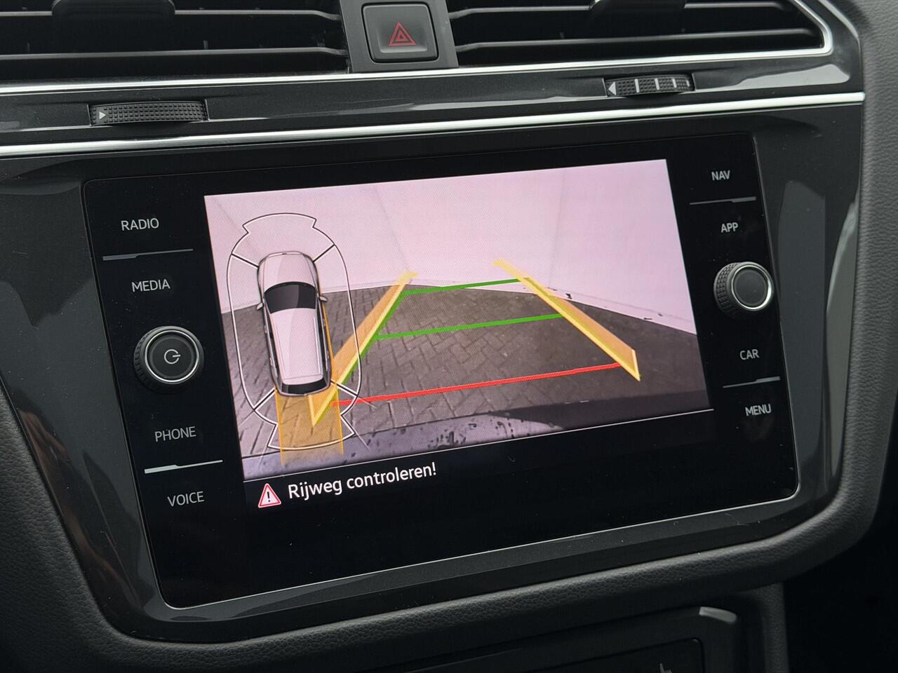 Volkswagen TIGUAN 1.4 TSI eHybrid Life Automaat / Wegklapbare Trekhaak 1.800 Kg / Dealer Onderhouden / Panoramadak / Camera / Navigatie / ACC / Travel Assist / Dodehoek Detectie / Stoel & Stuurwielverwarming /