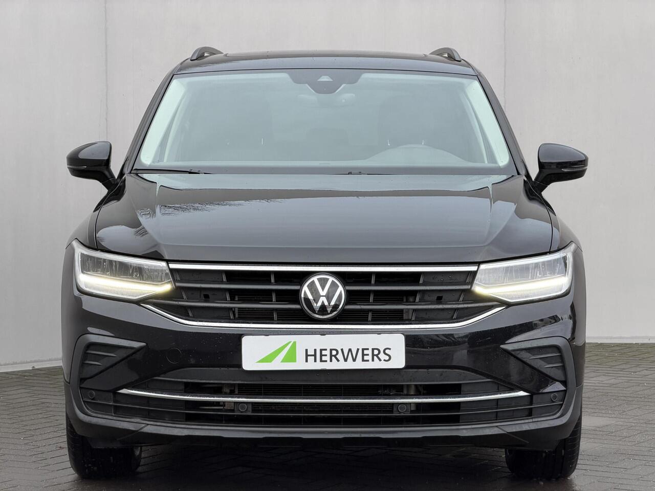 Volkswagen TIGUAN 1.4 TSI eHybrid Life Automaat / Wegklapbare Trekhaak 1.800 Kg / Dealer Onderhouden / Panoramadak / Camera / Navigatie / ACC / Travel Assist / Dodehoek Detectie / Stoel & Stuurwielverwarming /
