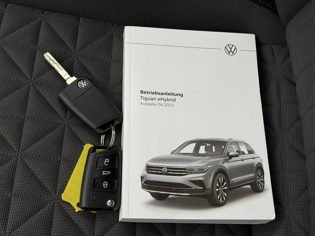 Volkswagen TIGUAN 1.4 TSI eHybrid Life Automaat / Wegklapbare Trekhaak 1.800 Kg / Dealer Onderhouden / Panoramadak / Camera / Navigatie / ACC / Travel Assist / Dodehoek Detectie / Stoel & Stuurwielverwarming /