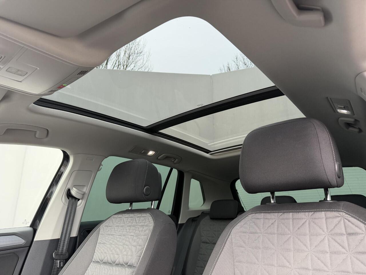 Volkswagen TIGUAN 1.4 TSI eHybrid Life Automaat / Wegklapbare Trekhaak 1.800 Kg / Dealer Onderhouden / Panoramadak / Camera / Navigatie / ACC / Travel Assist / Dodehoek Detectie / Stoel & Stuurwielverwarming /