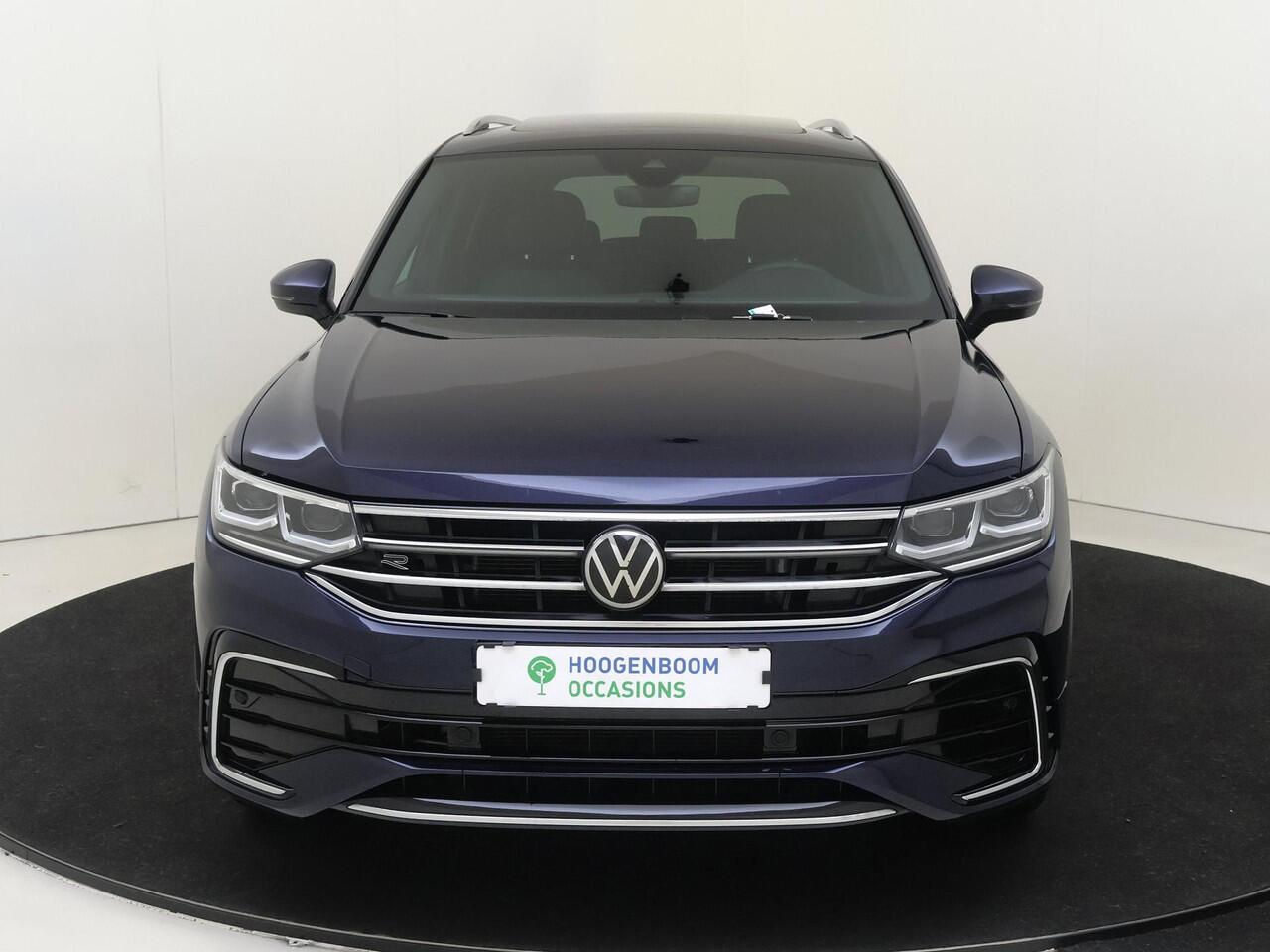 Volkswagen TIGUAN Allspace 1.5 TSI R-Line Business+ | Panoramadak | Trekhaak | LED matrix verlichting | 3-zone airco | Dodehoek detectie | Keyless | Adaptieve cruise control |