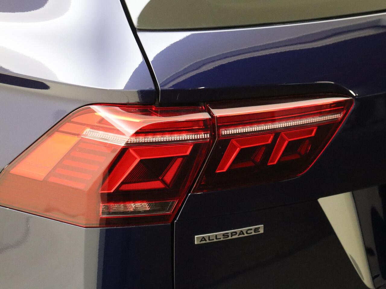 Volkswagen TIGUAN Allspace 1.5 TSI R-Line Business+ | Panoramadak | Trekhaak | LED matrix verlichting | 3-zone airco | Dodehoek detectie | Keyless | Adaptieve cruise control |