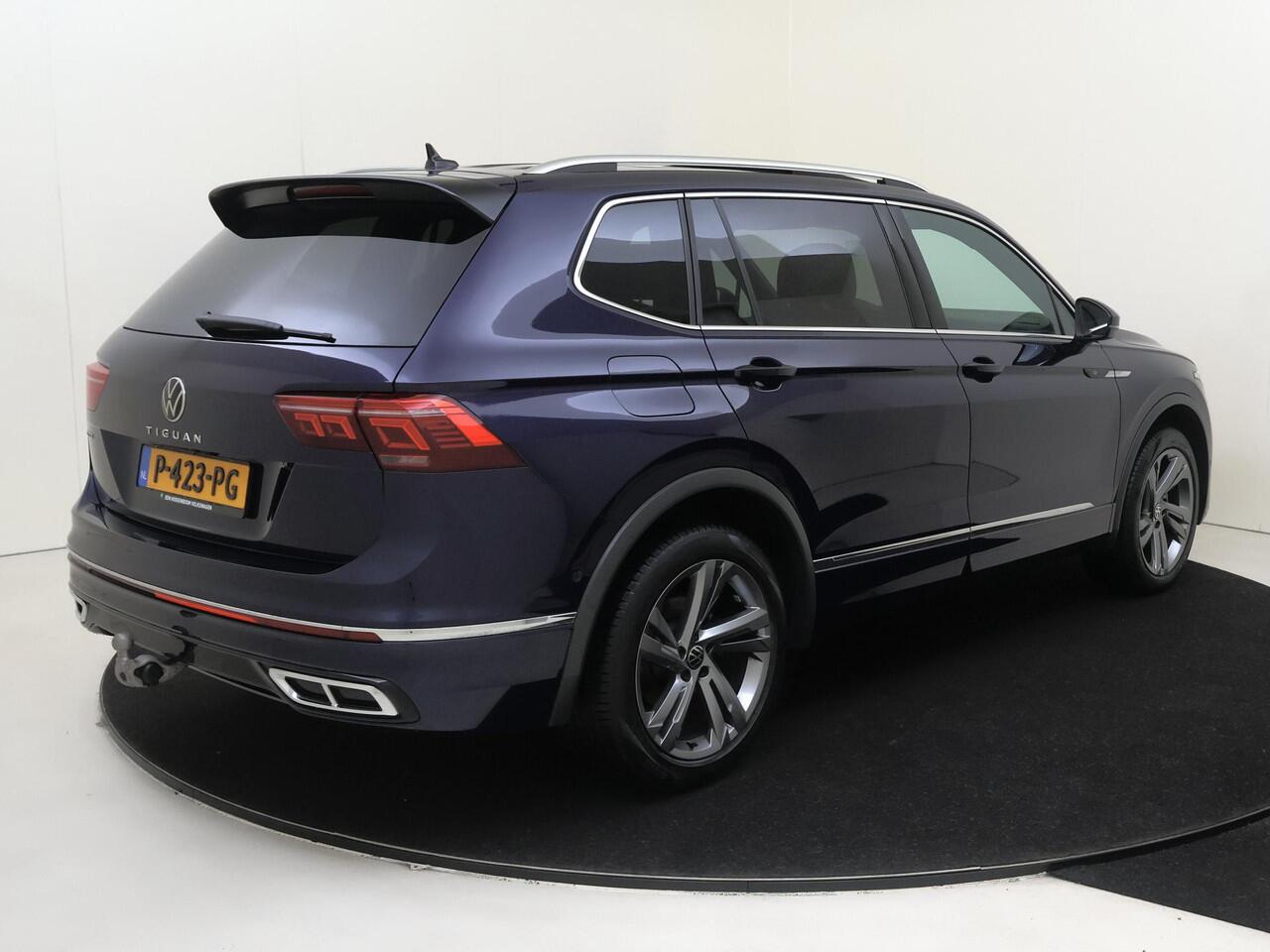 Volkswagen TIGUAN Allspace 1.5 TSI R-Line Business+ | Panoramadak | Trekhaak | LED matrix verlichting | 3-zone airco | Dodehoek detectie | Keyless | Adaptieve cruise control |