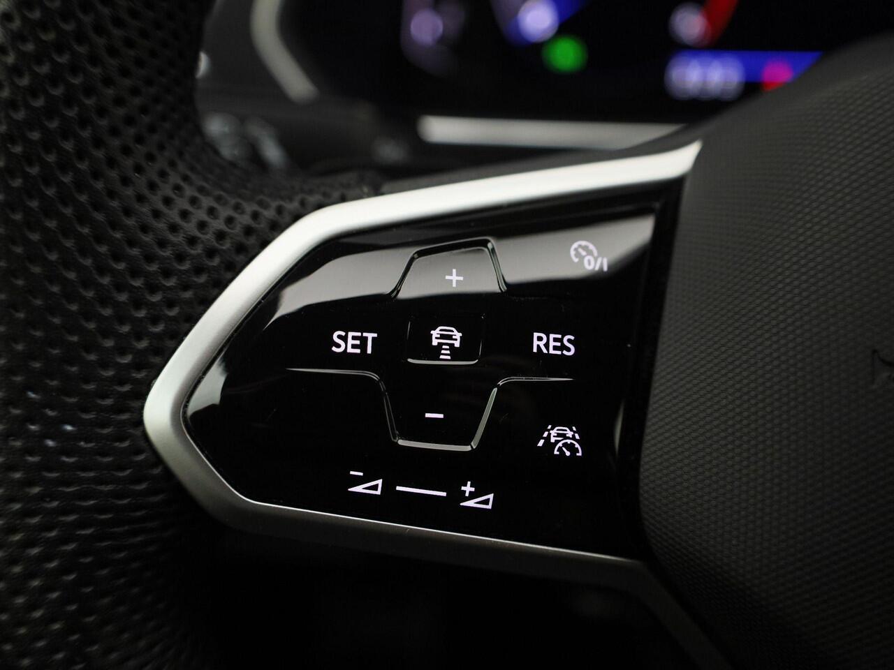 Volkswagen TIGUAN 1.5TSI/150PK DSG R-Line Black Style Navigatie · Apple Carplay/Android Auto · Camera + Parkeersensoren · Garantie t/m 17-02-2026 of 80000km.