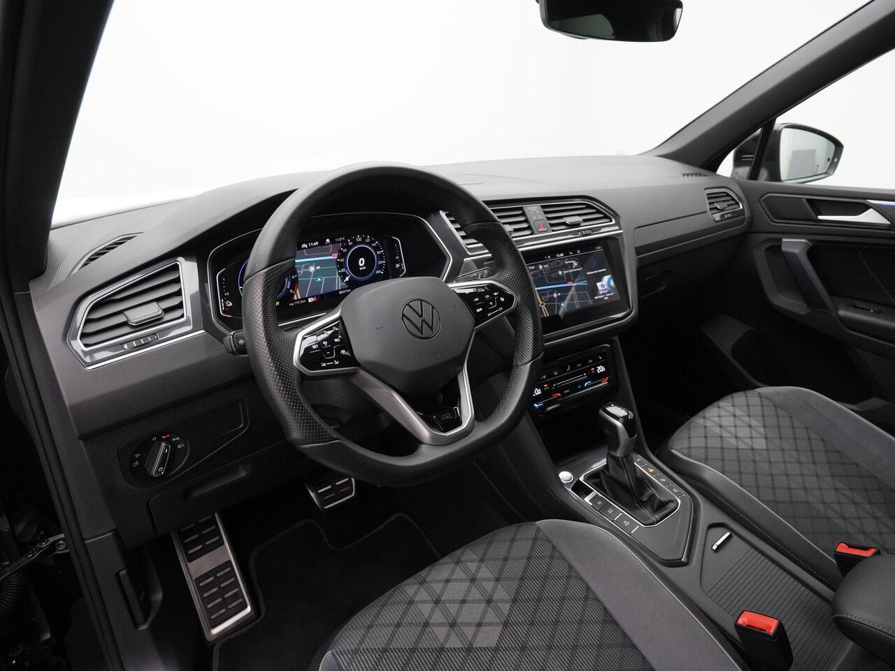 Volkswagen TIGUAN 1.4 TSI eHybrid 245 pk DSG R-Line | Panoramadak | Trekhaak | Navigatie Discover Pro | 360 camera | IQ Light | Stuur-/achterbankverwarming