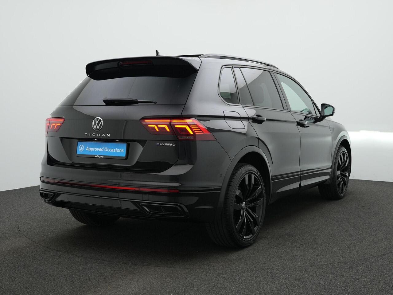 Volkswagen TIGUAN 1.4 TSI eHybrid 245 pk DSG R-Line | Panoramadak | Trekhaak | Navigatie Discover Pro | 360 camera | IQ Light | Stuur-/achterbankverwarming