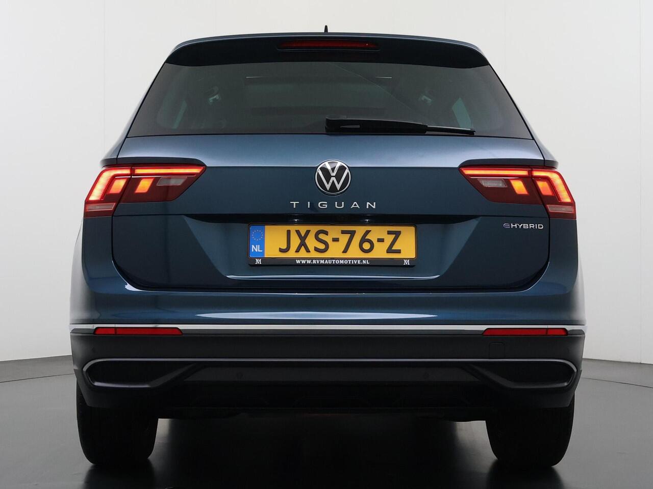 Volkswagen TIGUAN 1.4 TSI eHybrid PHEV VAN ¤32.900,- NU VOOR SLECHTS ¤29.877,- Uw LENTEVOORDEEL ¤3.023,- |ADAPTIVE CRUISE CONTROL| PANO| STOEL + STUURVERWARMING| 360 CAMERA| PARKEER ASSISTENT| RIJKLAARPRIJS INCL. 12 MND BOVAG GARANTIE