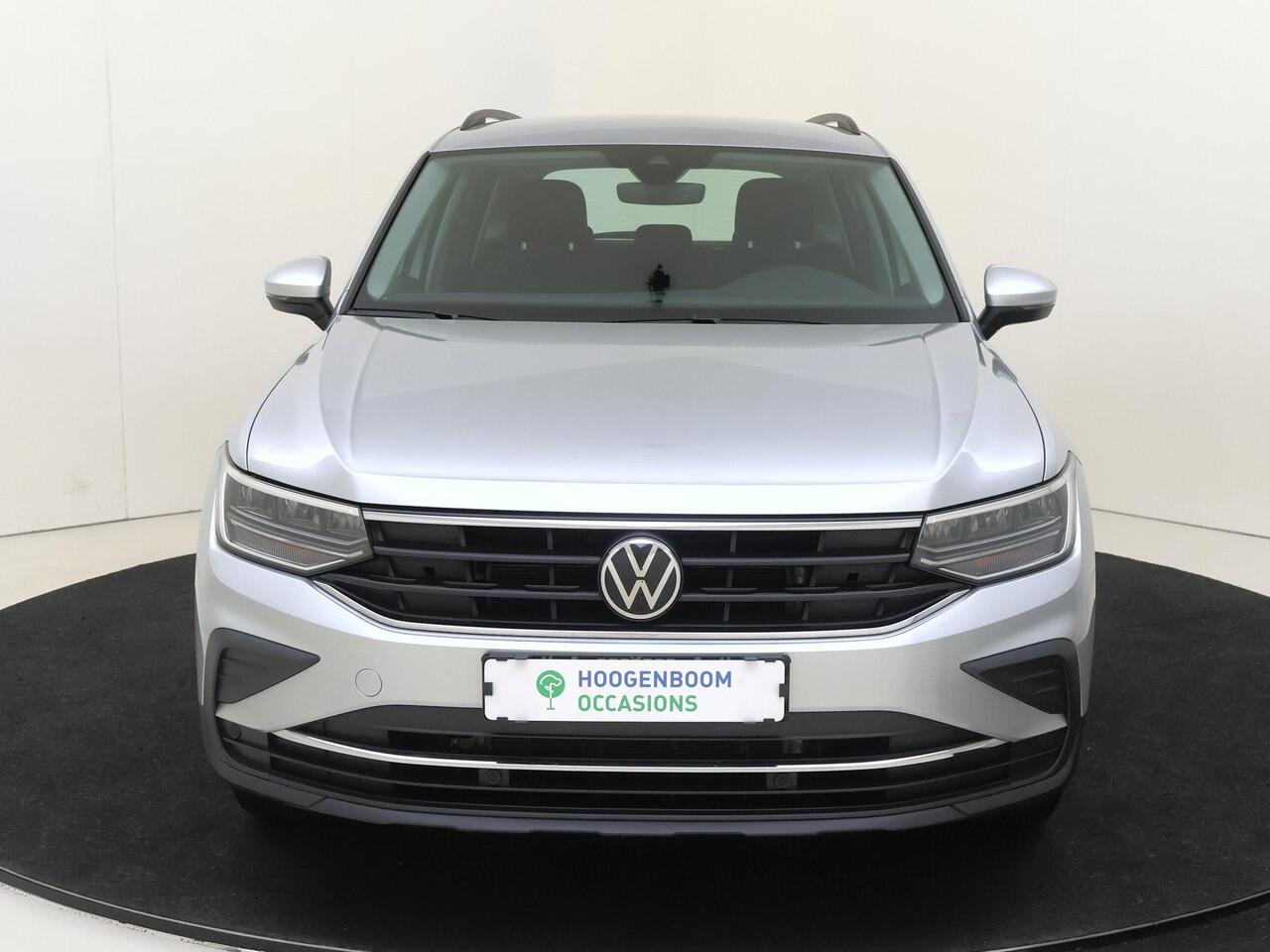 Volkswagen TIGUAN 1.4 TSI eHybrid Life | SoH 89% | Achteruitrijcamera | Adaptieve cruise control | Digital cockpit Pro | Stoel- en stuurwielverwarming | CarPlay | 3-zone airco |