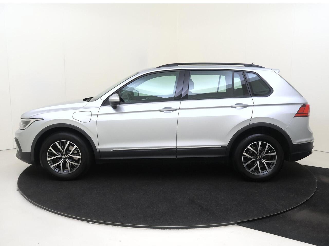 Volkswagen TIGUAN 1.4 TSI eHybrid Life | SoH 89% | Achteruitrijcamera | Adaptieve cruise control | Digital cockpit Pro | Stoel- en stuurwielverwarming | CarPlay | 3-zone airco |