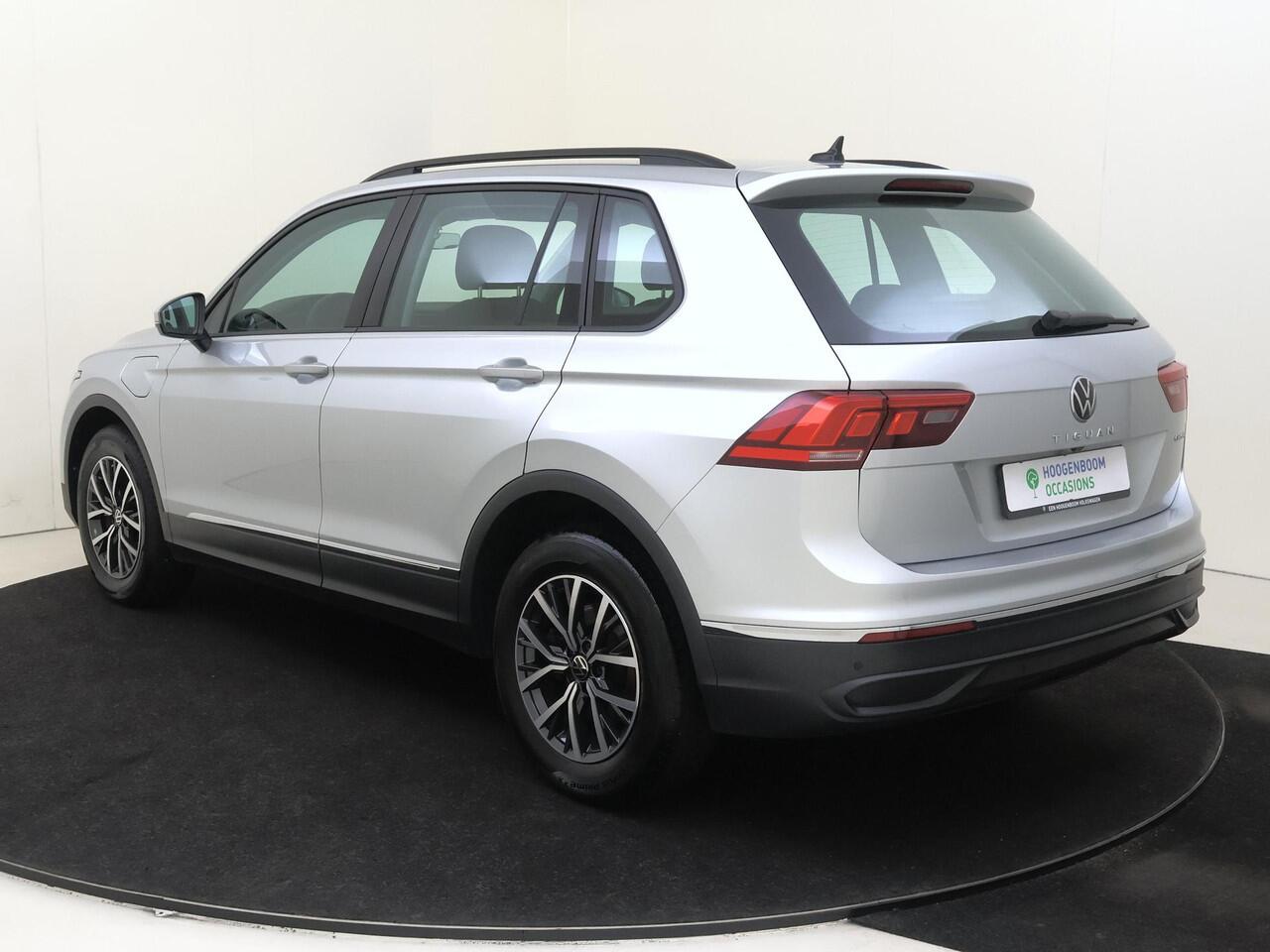 Volkswagen TIGUAN 1.4 TSI eHybrid Life | SoH 89% | Achteruitrijcamera | Adaptieve cruise control | Digital cockpit Pro | Stoel- en stuurwielverwarming | CarPlay | 3-zone airco |