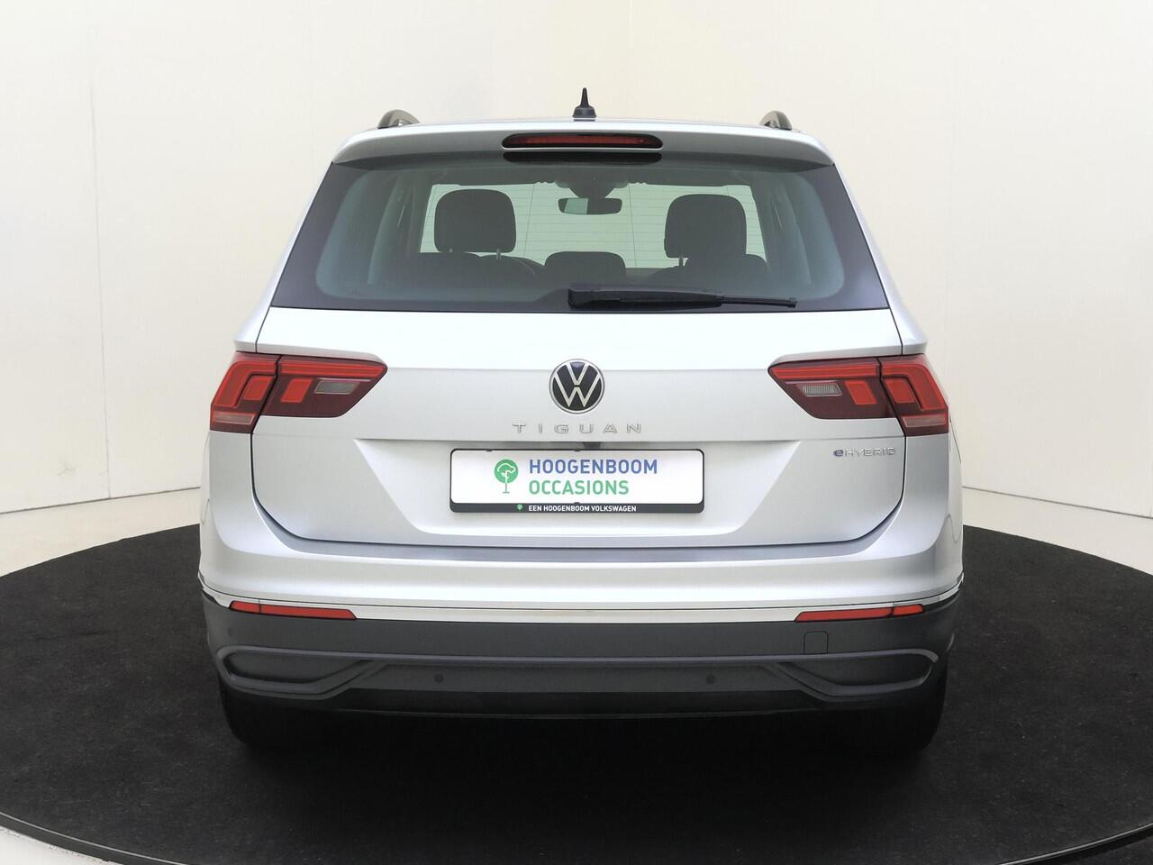 Volkswagen TIGUAN 1.4 TSI eHybrid Life | SoH 89% | Achteruitrijcamera | Adaptieve cruise control | Digital cockpit Pro | Stoel- en stuurwielverwarming | CarPlay | 3-zone airco |