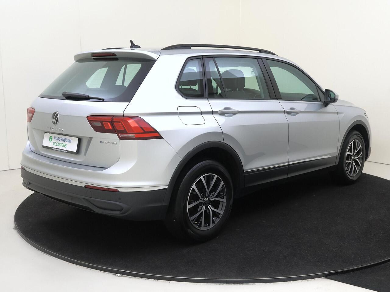Volkswagen TIGUAN 1.4 TSI eHybrid Life | SoH 89% | Achteruitrijcamera | Adaptieve cruise control | Digital cockpit Pro | Stoel- en stuurwielverwarming | CarPlay | 3-zone airco |