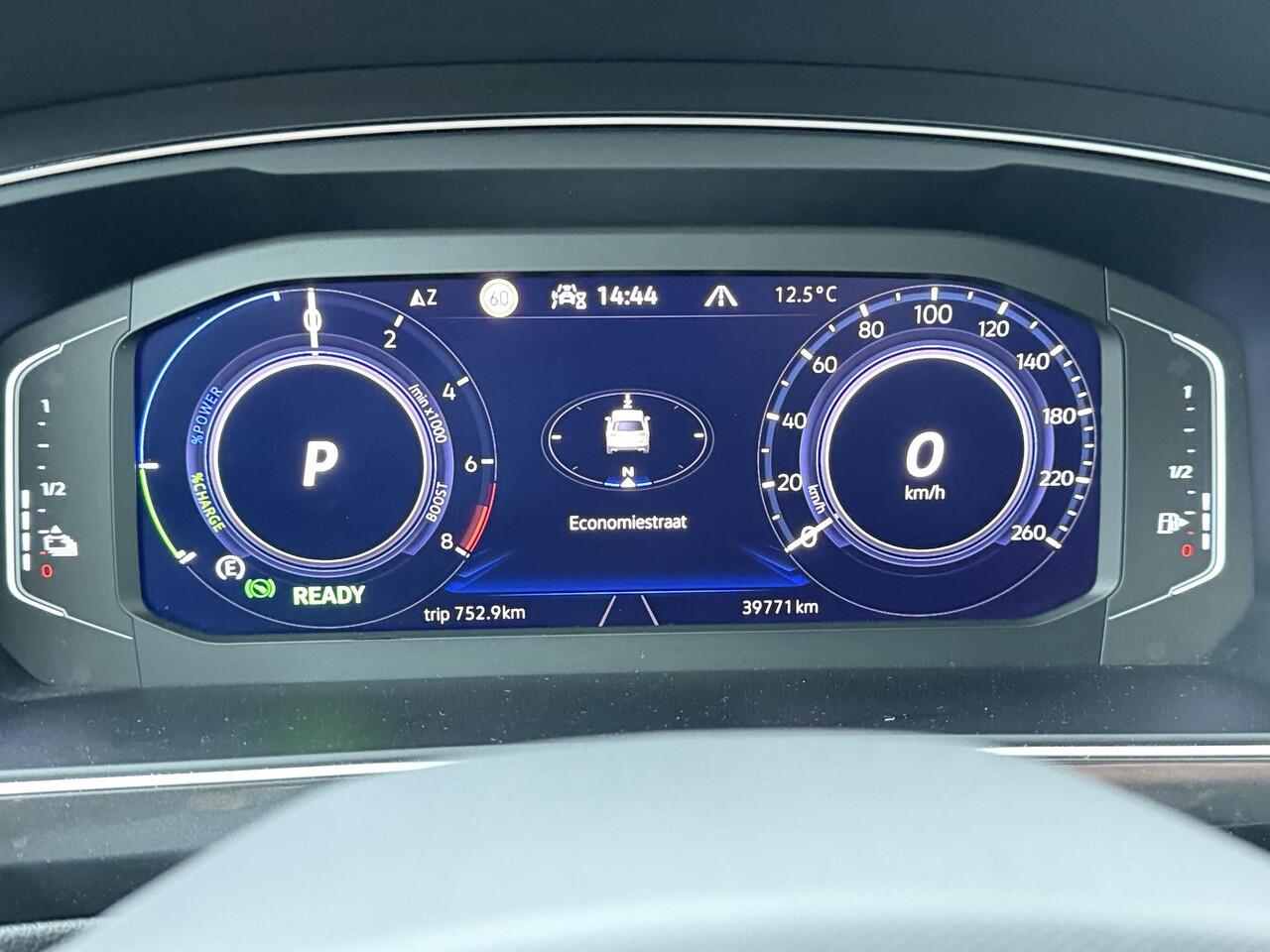Volkswagen TIGUAN 1.4 TSI eHybrid R-Line Business+ | 245 PK | SoH 94% | Matrix LED koplampen (IQ.Light) | Achterklep easy open & close | 19" LM velgen | Achteruitrijcamera |