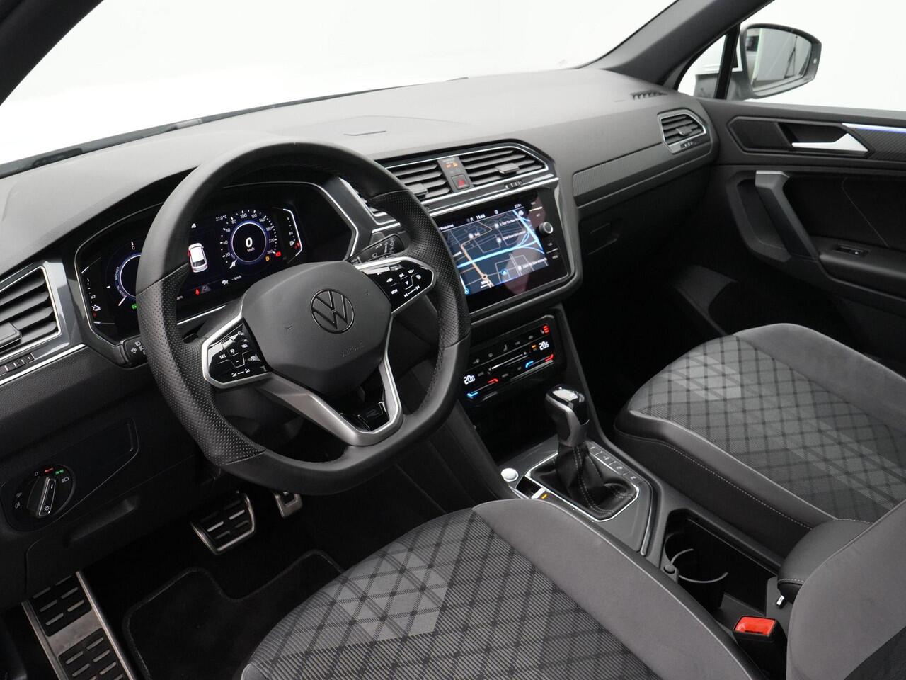 Volkswagen TIGUAN 1.4 TSI eHybrid 245 pk DSG R-Line Business | Panoramadak | IQ Light | Standkachel | Stoel-/stuurverwarming | Achteruitrijcamera | 19 inch