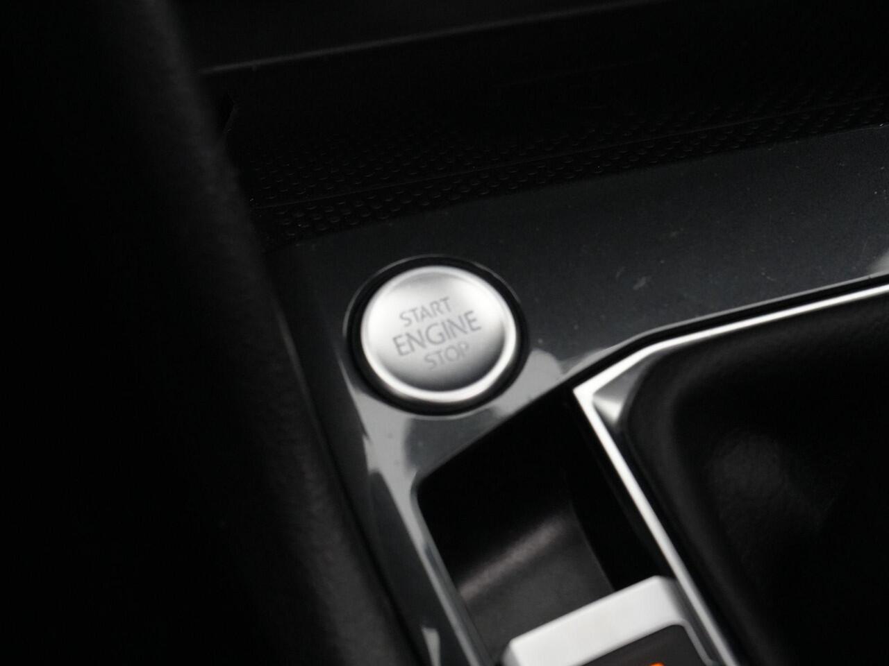 Volkswagen TIGUAN 1.4 TSI 245 pk DSG eHybrid Elegance | Panoramadak | IQ Light | Standkachel | Achteruitrijcamera | Park Assist | Keyless | 18 inch