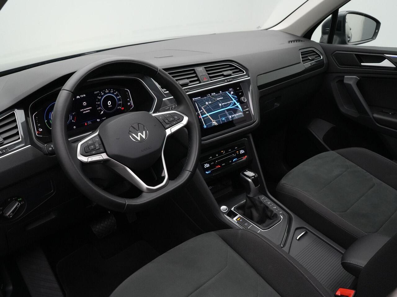 Volkswagen TIGUAN 1.4 TSI 245 pk DSG eHybrid Elegance | Panoramadak | IQ Light | Standkachel | Achteruitrijcamera | Park Assist | Keyless | 18 inch