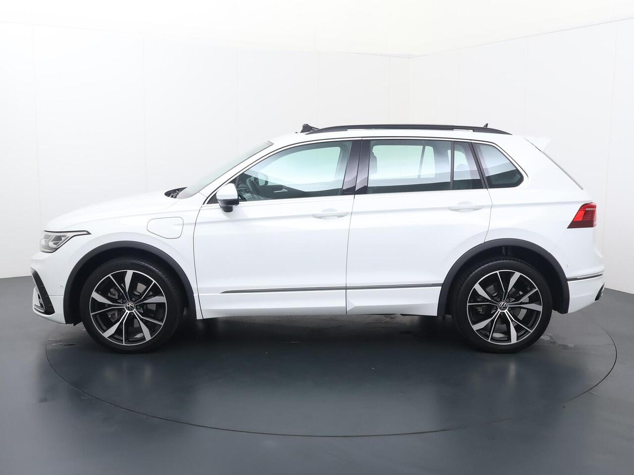 Volkswagen TIGUAN 1.4 TSI eHybrid R-Line Business+ | 245 PK | SoH 91% | Trekhaak | Panoramadak | 360 Graden camera | 20"LM velgen | Adaptive cruise control | R-Line |