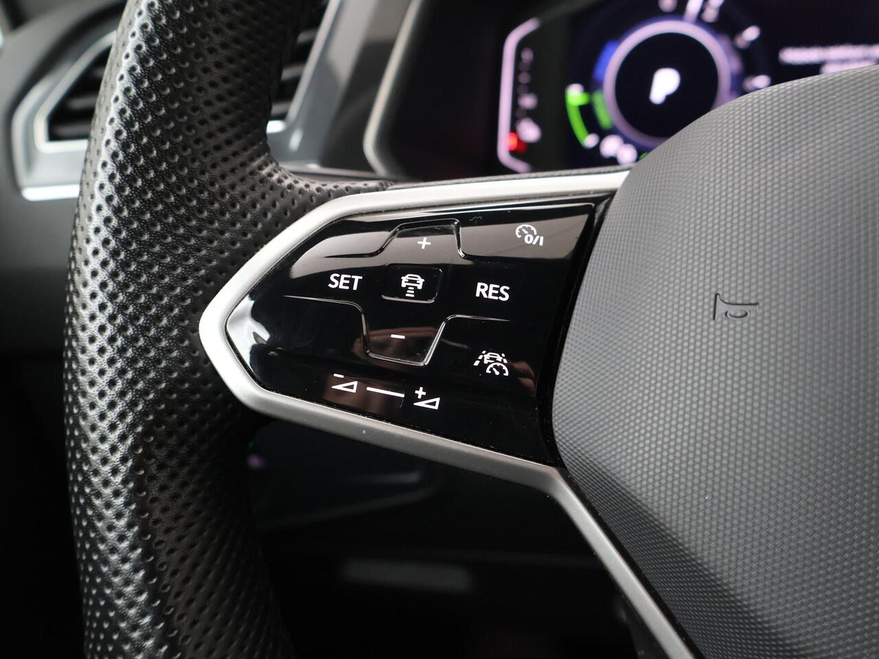 Volkswagen TIGUAN 1.4 TSI eHybrid R-Line Business+ | 245 PK | SoH 91% | Trekhaak | Panoramadak | 360 Graden camera | 20"LM velgen | Adaptive cruise control | R-Line |