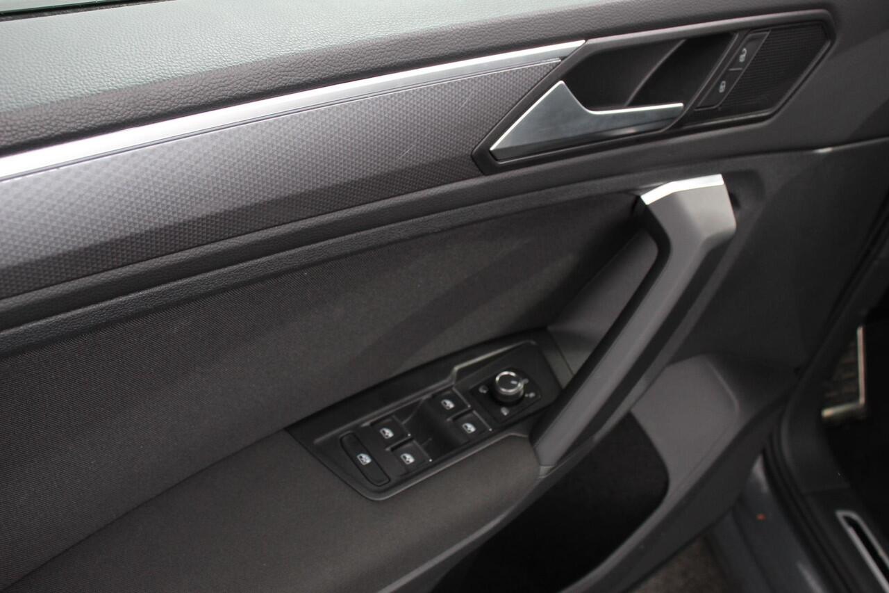 Volkswagen TIGUAN 1.5 TSI DSG Active | Navigatie | App connect Wireless | Adaptive Cruise Control | Travel Assist | Parkeersensoren | Camera | Park Assist | Stoel- en stuurverwarming | Elektrische achterklep | Virtual Cockpit | Inductielader