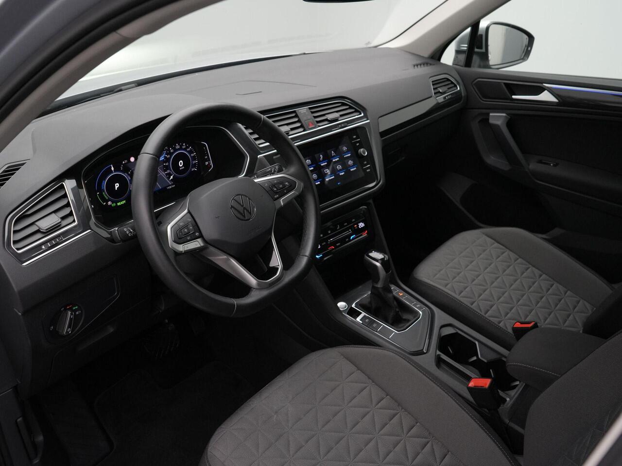 Volkswagen TIGUAN 1.4 TSI 245 pk eHybrid Life Business | LED koplampen | Achteruitrijcamera | Adaptive Cruise Control | Standkachel | Side Assist | 17 inch