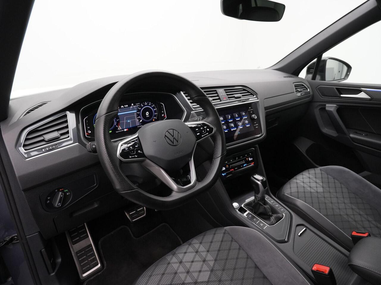 Volkswagen TIGUAN 1.4 TSI eHybrid 245 pk R-Line Business | Panoramadak | Trekhaak | Adaptief onderstel | IQ Light | Stuur-/stoelverwarming