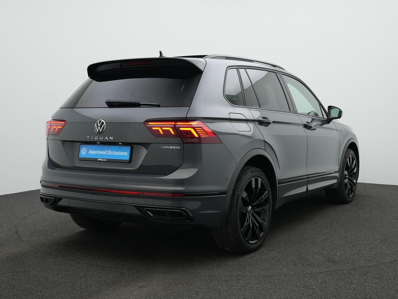 Volkswagen TIGUAN 1.4 TSI eHybrid 245 pk R-Line Business | Panoramadak | Trekhaak | Adaptief onderstel | IQ Light | Stuur-/stoelverwarming