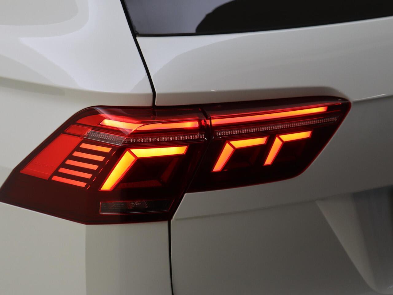 Volkswagen TIGUAN 1.4 TSI eHybrid R-Line Business | Panoramadak | 360 camera | Black style | Adaptieve demping | Lederen bekleding | LED matrix verlichting | Keyless | Dodehoek detectie | Adaptieve cruise control |