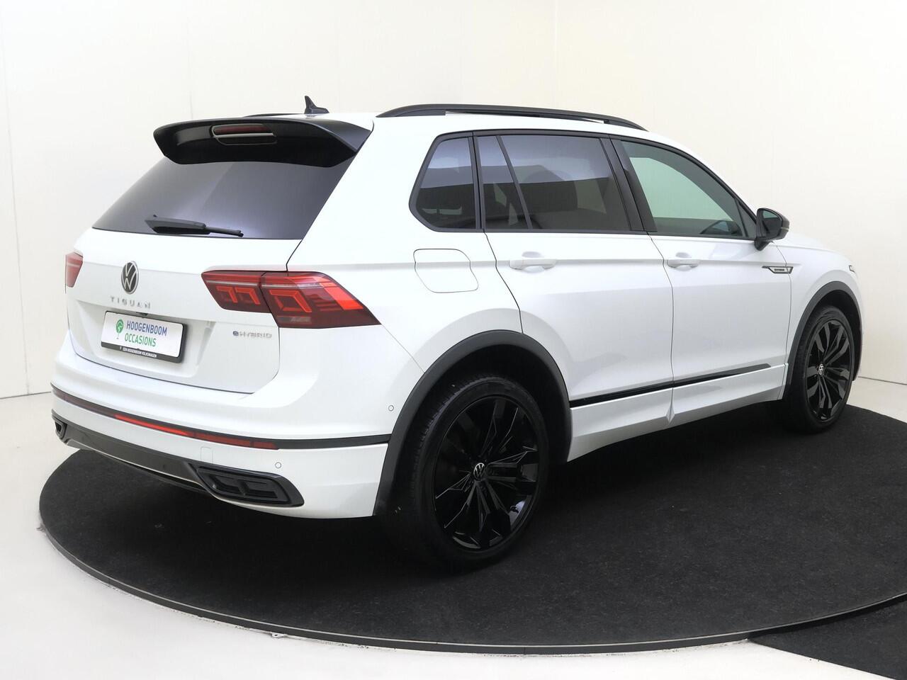 Volkswagen TIGUAN 1.4 TSI eHybrid R-Line Business | Panoramadak | 360 camera | Black style | Adaptieve demping | Lederen bekleding | LED matrix verlichting | Keyless | Dodehoek detectie | Adaptieve cruise control |