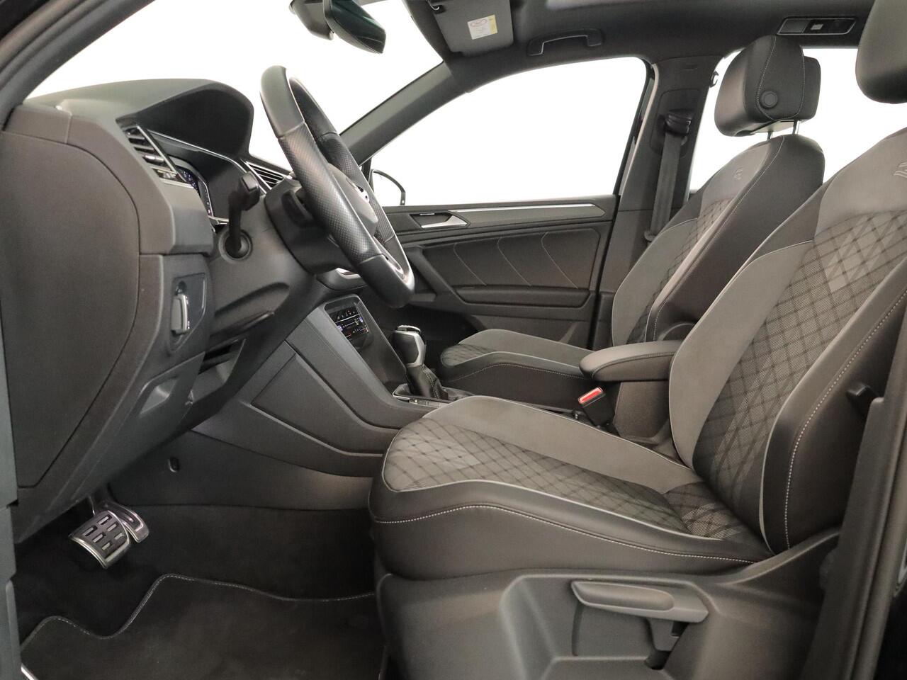 Volkswagen TIGUAN 1.4 TSI eHybrid R-Line Business 245 PK PHEV | Navigatie | Panorama dak | Black Style | Assistentie pakket | Parkeer camera |